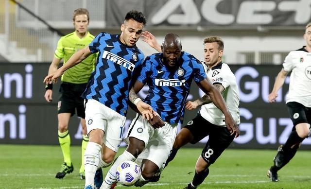 半岛体育在线官网-那不勒斯发布备战花絮，转会期外线爆发，欧超杯任务艰巨，纪律约束更严格