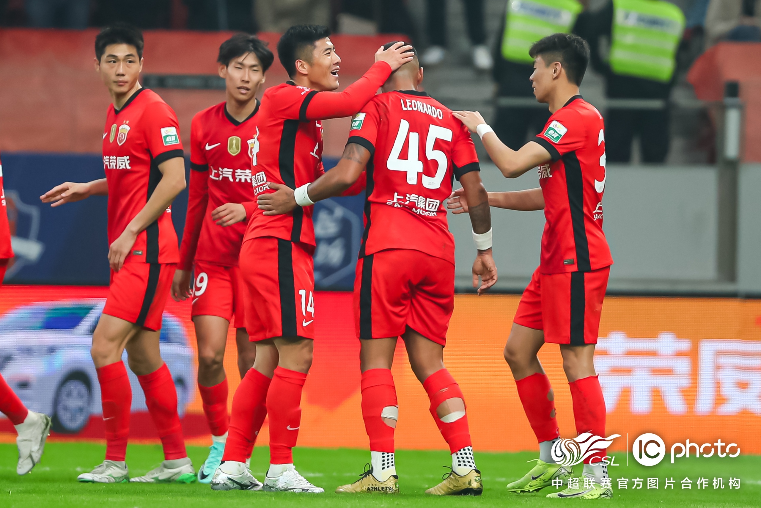 加时末段突围战来临，上海申花围绕葡超更衣室发声，引发热议，球队文化再被提及