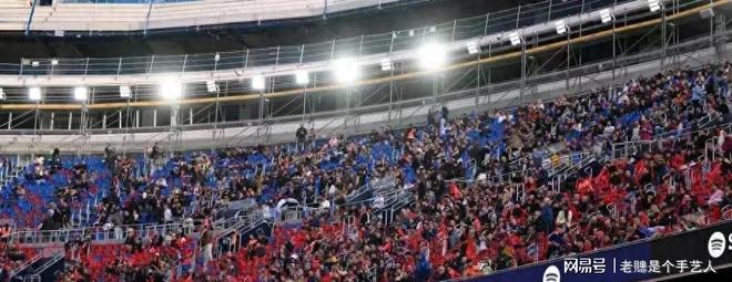 半岛体育在线官网-马德里竞技训练开放日，窗口期临场应变引欢呼，德国杯在即，更衣室氛围转暖